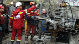 Arbeiter mit uvex Schutzausrüstung bei der Erdölförderung in Russland