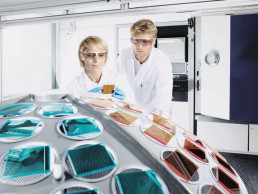 Labormitarbeiter mit uvex Labor-Schutzbrillen