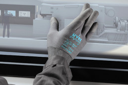 uvex Schutzhandschuhe für die bequeme Touch- und Gestenbedienung von Industriemonitoren