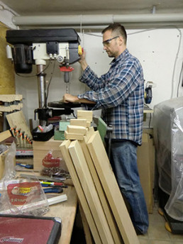 Christian G. mit uvex Schutzbrille bei der Arbeit in seinem Hobbykeller
