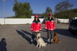 Rettungshundeführerinnen des BRK Fürth in uvex Schutzausrüstung mit ihren Rettungshunden