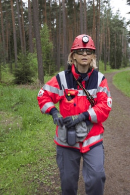 Rettungshundeführerin des BRK Fürth mit uvex Schutzhelm, Schutzhandschuhen und Sicherheitsschuhen