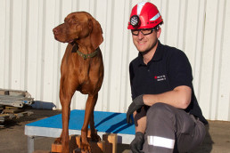 Sebastian Erner, Ausbildungsleiter der BRK Rettungshundestaffel Fürth, mit seinem Rettungshund