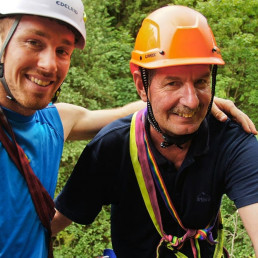 Paul G. mit uvex Schutzhelm und Sohn Benedikt beim Klettern