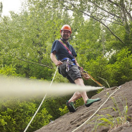 Paul G. verlässt sich beim Klettern auf seinen uvex pheos alpine Schutzhelm