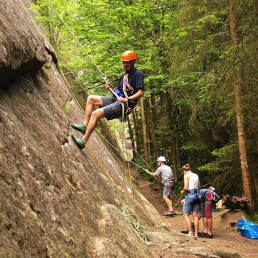 Sicheres Klettern im Klettergarten Heilbrunn mit uvex Schutzhelm