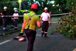 Einsatzkräfte bei Aufräumarbeiten nach Unwetter in Essen