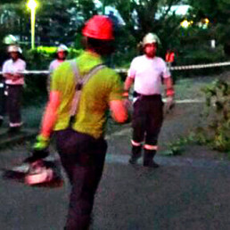 Einsatzkräfte bei Aufräumarbeiten nach Unwetter in Essen