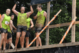 Manfred F. und sein Team mit uvex Schutzhandschuhen beim Tough-Mudder-Wettbewerb in Hessen