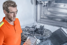 Arbeiter in der Metallverarbeitung mit uvex textreme Schnittschutz-Shirt