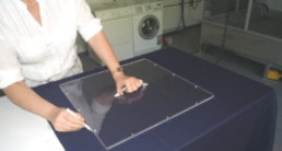 Test auf Maßänderung von uvex PSA-Materialien beim Waschen und Trocknen nach DIN EN ISO 5077/DIN EN ISO 6330