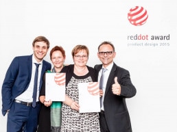 Felix Haberlach, Sylvia Erler, Petra Brückner und Thomas Paech mit der reddot award 2015 Auszeichnung für das Design von Jacke und Hose des uvex metall Produktsystems
