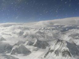 Blick vom Mount Everest über die schneebedeckten Ausläufer tief unten