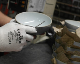 uvex Schutzhandschuh mit drei offenen Fingerspitzen für optimales Tastgefühl und Präzisionsarbeit in der Denby Pottery