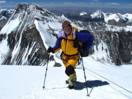 Key-Account Manager Rolf Eberhard in voller Ausrüstung beim Bergsteigen