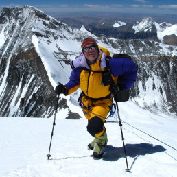 Key-Account Manager Rolf Eberhard in voller Ausrüstung beim Bergsteigen