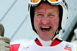 Skispringer Eddie „The Eagle“ Edwards gibt Daumen hoch