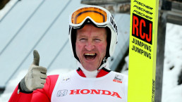 Skispringer Eddie „The Eagle“ Edwards mit uvex Schutzbrille und Schutzhandschuhen in Oberstdorf