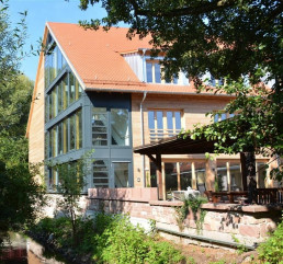 Außenansicht des Kinderhospizes Sterntaler in Dudenhofen, Rheinland-Pfalz