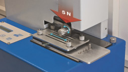 Detailansicht des Testgeräts mit rotierendem Kreismesser beim Schnittschutzttest nach EN 388:2003