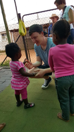uvex Auszubildender Jan Gratzfeld spricht mit Kindern im Township Soweto