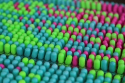 Nahaufnahme des Sleep Pattern Kunstwerks von Linda Simon aus verschiedenfarbigen uvex Gehörschutz-Stöpseln