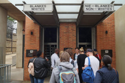 Besucher vor dem Apartheid Museum in Johannesburg, Südafrika