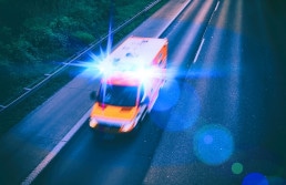 Krankenwagen mit Blaulicht in schneller Geschwindigkeit auf der Straße