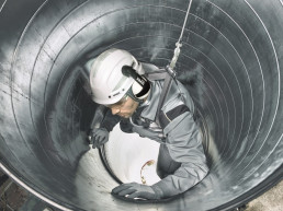 Der ergonomische uvex pheos alpine Schutzhelm schützt den Träger bei unterschiedlichsten Rettungseinsätzen