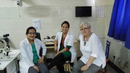 uvex Optikerin Brigitte Nachtmann-Leitl mit Optik-Fachkräften in Nepal