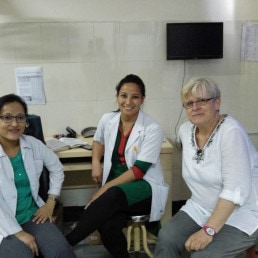 uvex Optikerin Brigitte Nachtmann-Leitl mit Optik-Fachkräften in Nepal