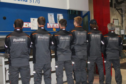 Team der Reinhard Radtke Metallbau GmbH in individualisierter uvex Schutzkleidung