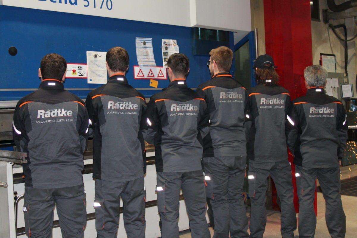 Team der Reinhard Radtke Metallbau GmbH in individualisierter uvex Schutzkleidung