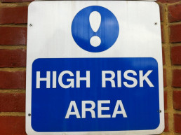 Warnschild mit der Aufschrift: High Risk Area