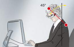 Schematische Darstellung einer Person am Computer, die aufgrund ihrer Lesebrille den Kopf vorbeugt und damit eine verspannungsfördernde 45 Grad Neigung des Kopfes einnimmt.