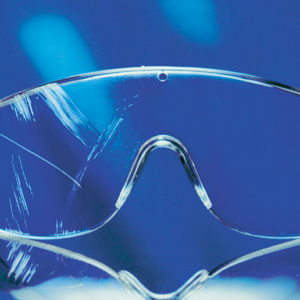 Illustration d'un oculaire traité anti-rayures et un non traité
