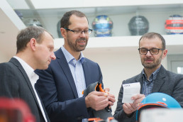 Dr. Claus-Jürgen Lurz mit uvex Mitarbeitern im Gespräch über die neue europäische PSA-Verordnung