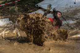 Teilnehmer am Wildsau Dirt Run in Österreich mit rutschfesten uvex Schutzhandschuhen