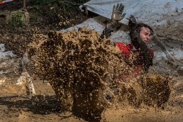 Teilnehmer am Wildsau Dirt Run mit rutschfesten uvex Schutzhandschuhen