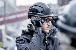 Arbeiter mit ergonomischem uvex Schutzhelm und uvex Schutzbrille