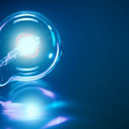 Glühbirne strahlt blaues Licht aus.