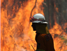 Feuerwehrmann mit hitzebeständiger uvex ultravision fire Schutzbrille