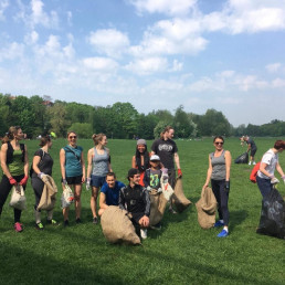 Gruppe aus Frauen und Männern mit Müll- und Jutesäcken beim Plogging in Nürnberg