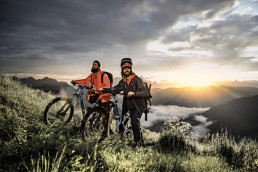 Männer auf Radtour in sportlichen uvex suXXeed Hosen und Jacken