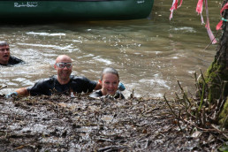 Dr. Marco Wacker durcschwimmt geschützt mit Schutzbrille und Schutzhandschuhen von uvex einen Fluss