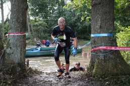 Dr. Wacker nach der Flussdurchquerung im Rahmen des RUNTERRA Hindernislaufs