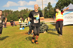 Dr. Wacker mit uvex Schutzbrille und Schutzhandschuhen beim RUNTERRA Hindernislauf