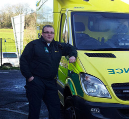 Sanitäter Scot aus Sussex, England, neben seinem Krankenwagen