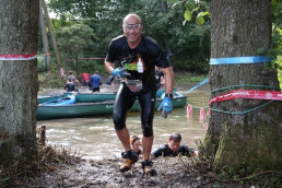 Dr. Marco Wacker mit uvex Schutzbrille und Schutzhandschuhen beim Gelände-Hindernislauf RUNTERRA