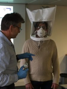 Essai d'ajustement qualitatif afin de vérifier l'étanchéité d'un masque de protection respiratoire jetable